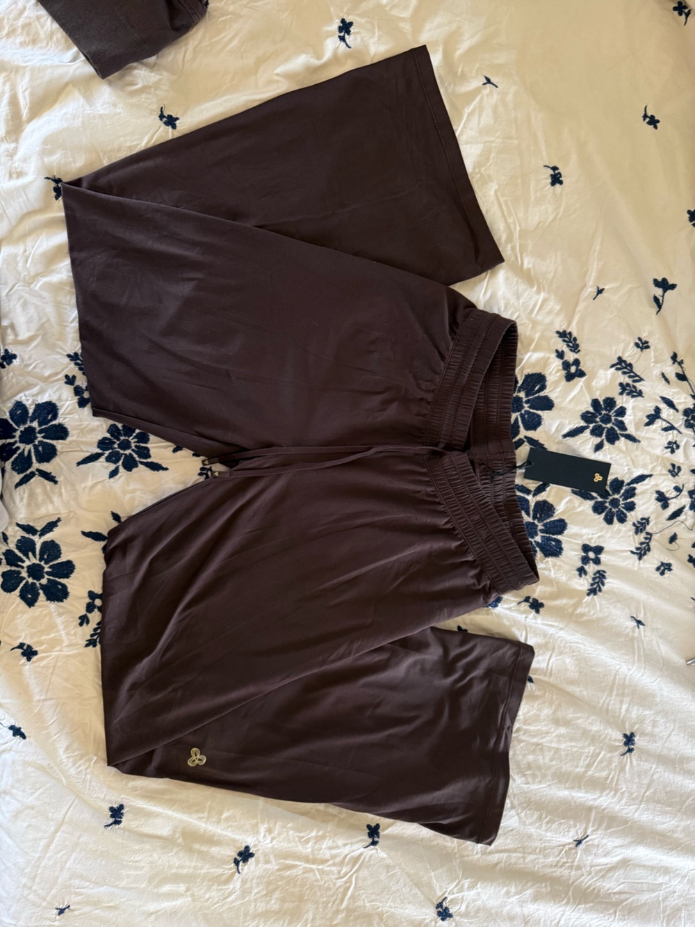Aritzia golden active set - Picture 4 of 11